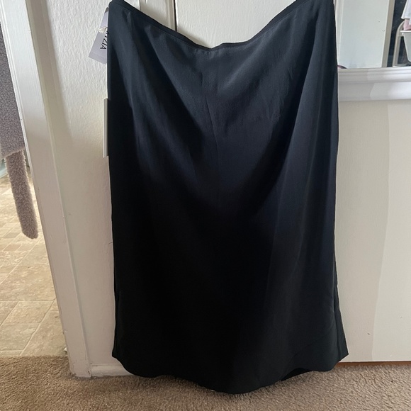 Aritzia Dresses & Skirts - Aritzia silk skirt NWT pencil skirt